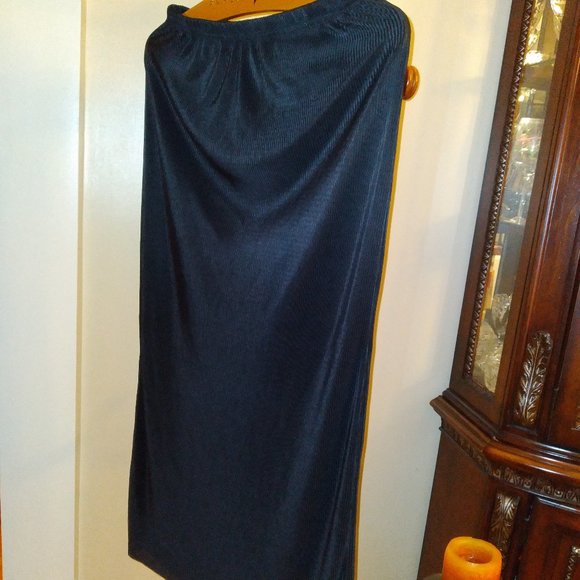 Elegant Luxury Long Black Skirt, Elastic Waist - Picture 3 of 3